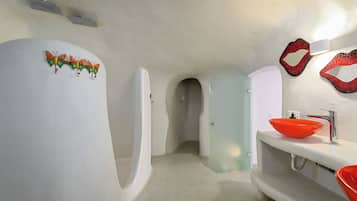 Elegant Duplex with Hot Tubs, Private Pool and Caldera View | Kamar mandi | Shower, perlengkapan mandi gratis, pengering rambut, dan jubah mandi