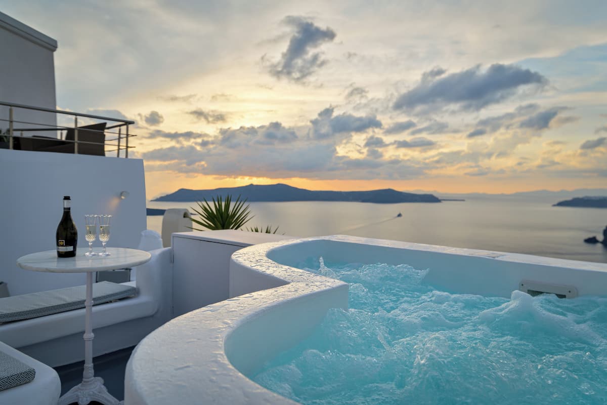 Elegant Duplex with Hot Tubs, Private Pool and Caldera View | 3 chambres, literie de qualité supérieure, surmatelas, minibar