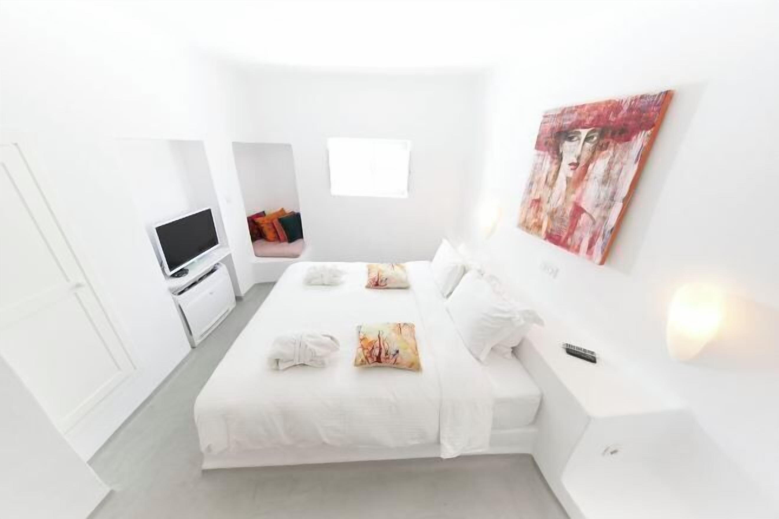 Sengetøy av topp kvalitet, senger med overmadrass og minibar