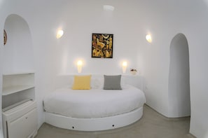 Elegant Duplex with Hot Tubs, Private Pool and Caldera View | Sängtillbehör av högsta kvalitet, bäddmadrasser och minibar