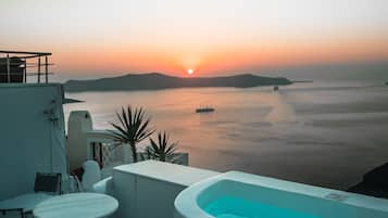 Elegant Duplex with Hot Tubs, Private Pool and Caldera View | 3 chambres, literie de qualité supérieure, surmatelas, minibar