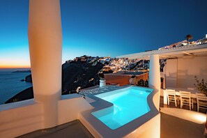 Outdoor pool, pool loungers - Trieris Villa & Suites (Santorini)