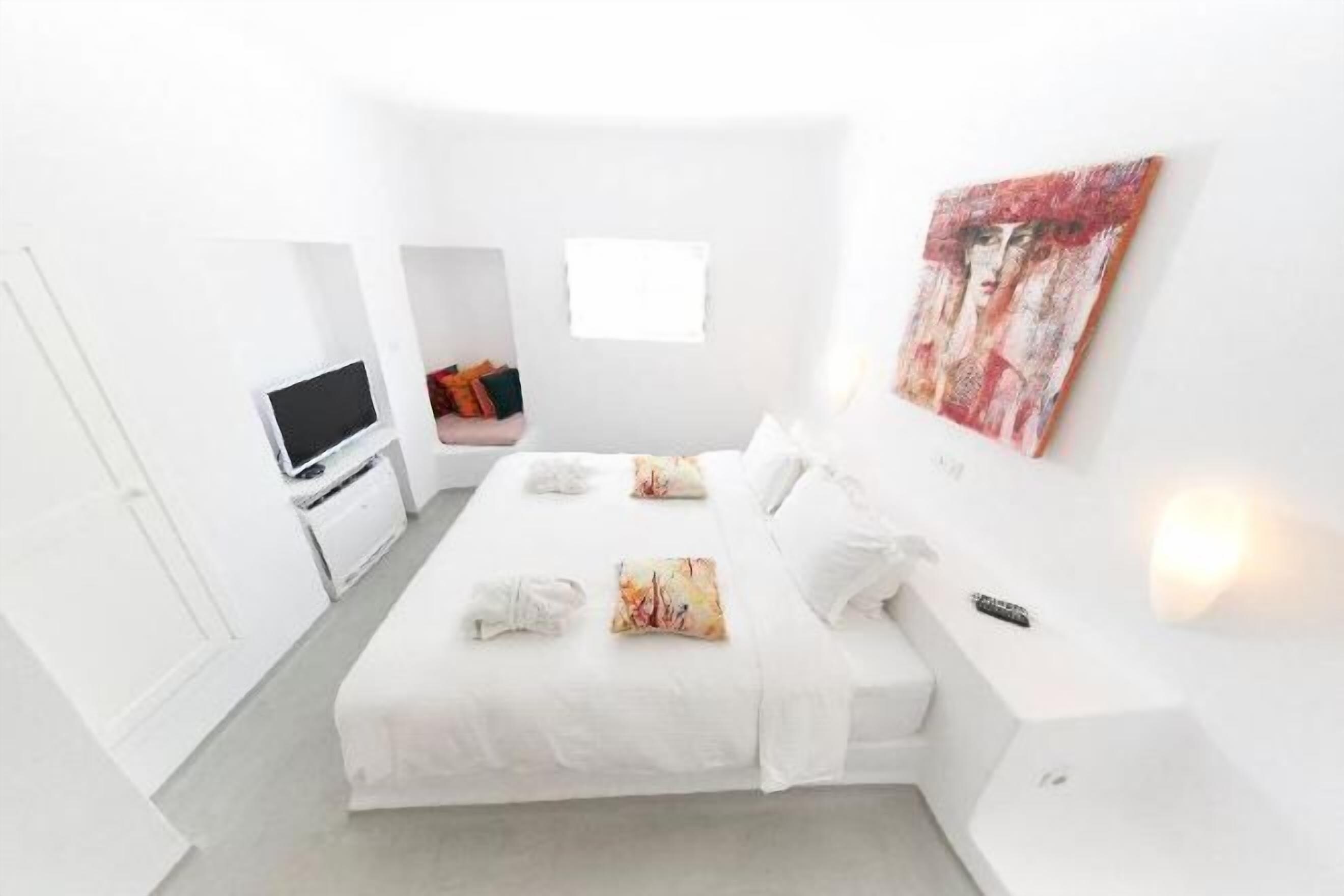 Premium bedding, pillow-top beds, minibar, in-room safe