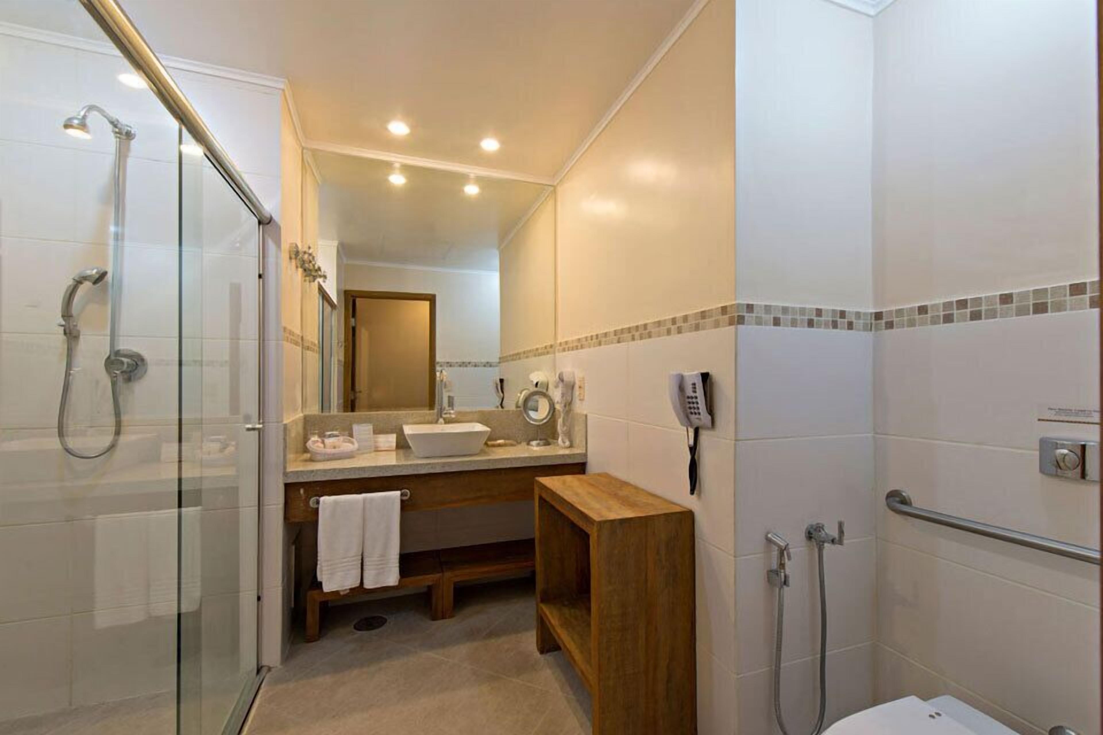 luxury double or twin room (no 4º andar/acesso somente por escada) | bathroom | shower, free toiletries, hair dryer, bathrobes