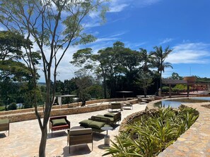 Een binnenzwembad, 3 buitenzwembaden en parasols bij het zwembad