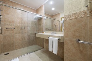 Superior Room | Bathroom | Shower, free toiletries, hair dryer, bathrobes - Hotel Villa Rossa (Sao Roque)