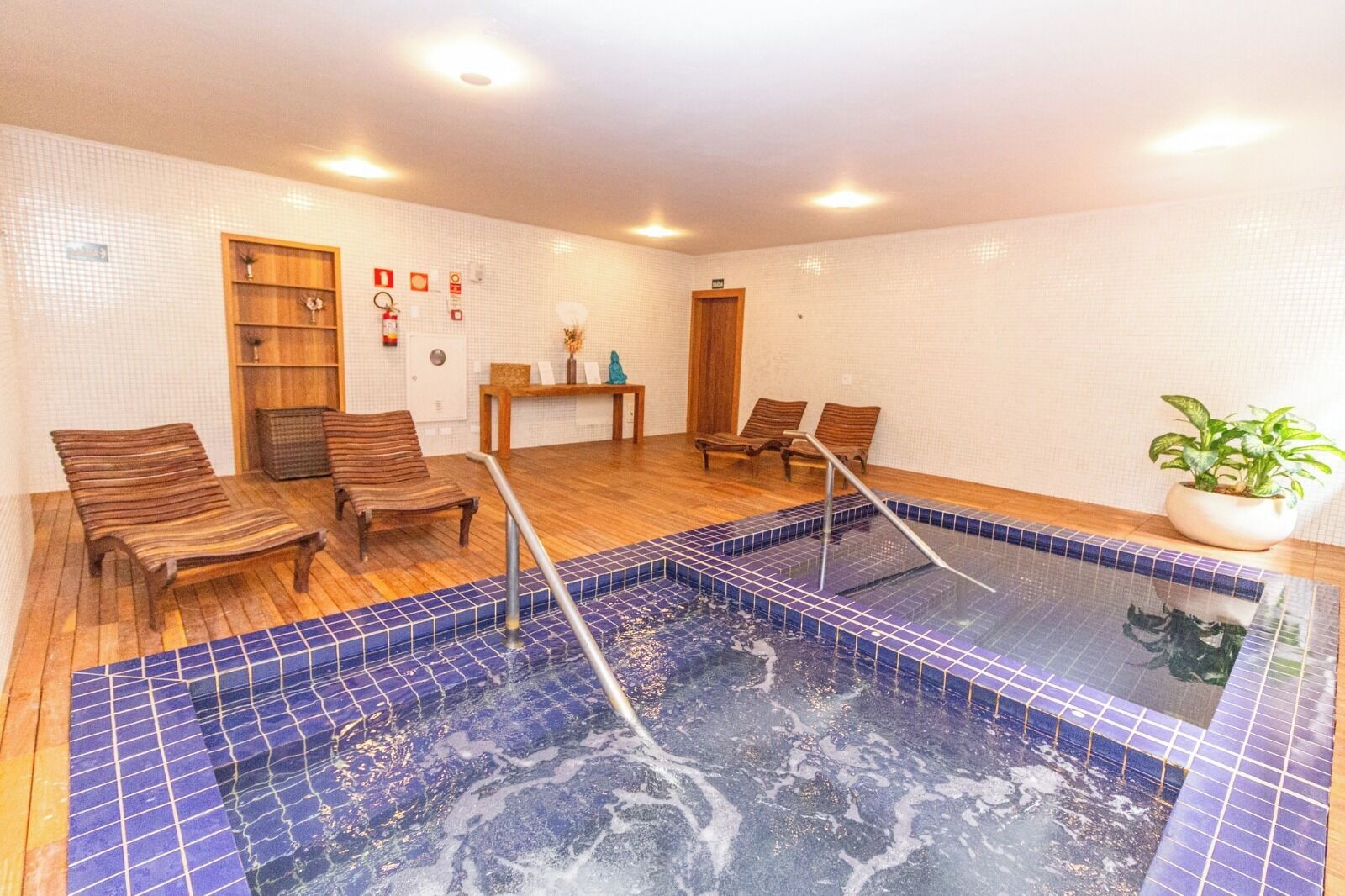 Bastu, ångbastu, kroppsbehandlingar och aromaterapi