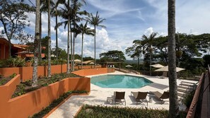 Een binnenzwembad, 3 buitenzwembaden en parasols bij het zwembad