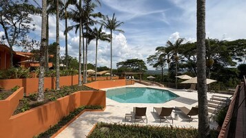 Una piscina techada, 3 piscinas al aire libre, sombrillas