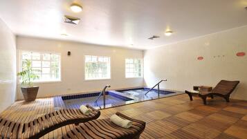 Sauna, höyrysauna, vartalohoitoja, aromaterapiaa, kuumakivihierontaa