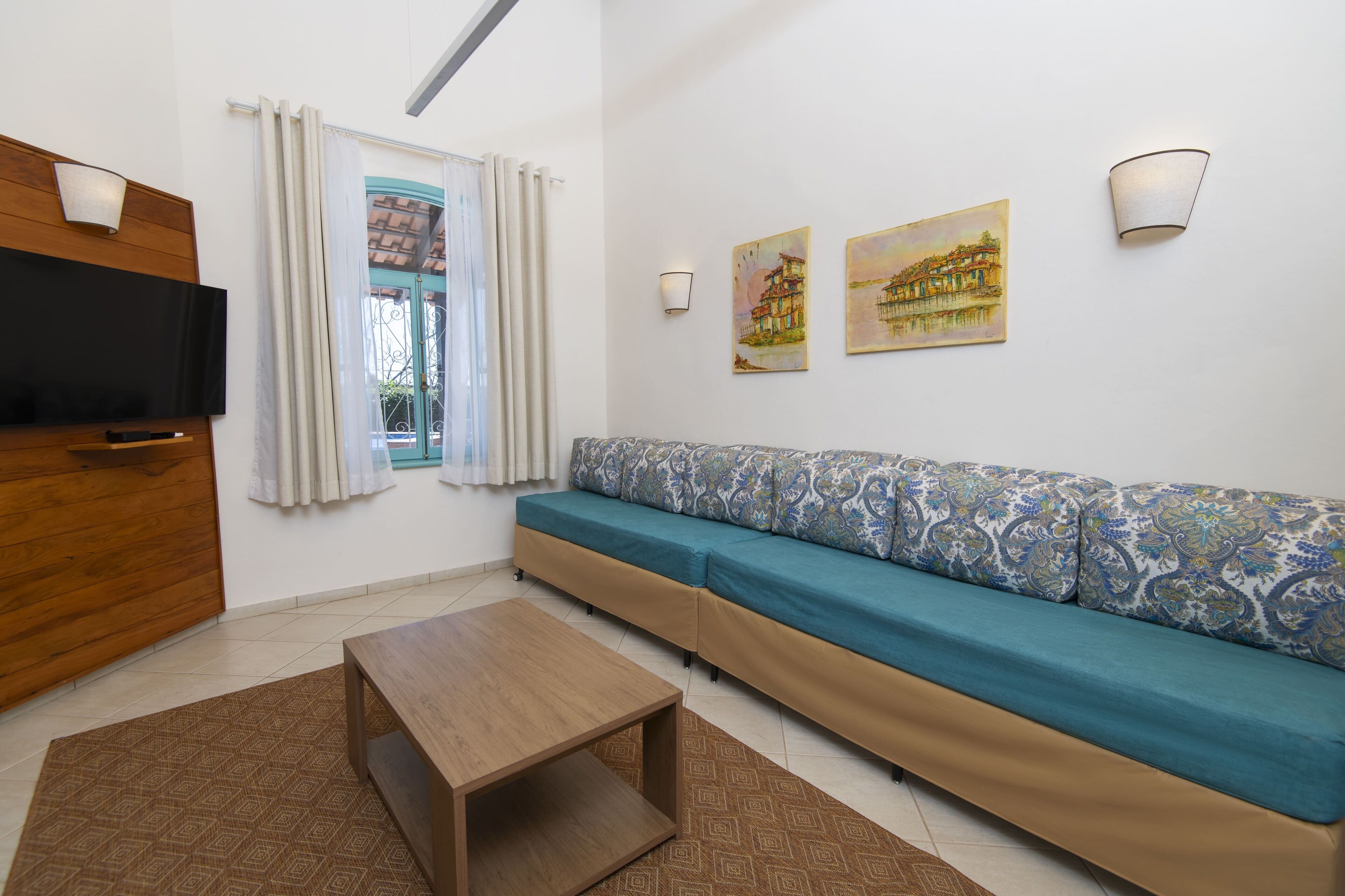 premium loft | living area | 32-inch lcd tv with cable channels, tv, netflix