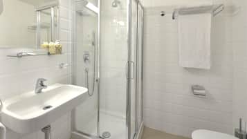Chambre double ou avec lits jumeaux | Salle de bain | Douche, bidet, serviettes fournies