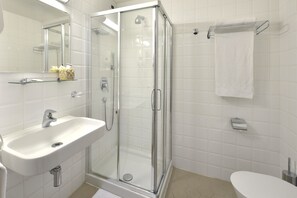 Double or Twin Room | Bathroom | Shower, bidet, towels - Casa I Cappuccini (Rome)