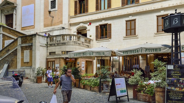 A historic building with multiple windows and a balcony. - Casa I Cappuccini (Rome)