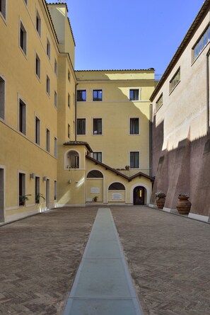 Courtyard - Casa I Cappuccini (Rome)