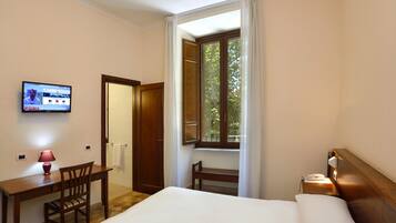 Couette en duvet d'oie, coffres-forts dans les chambres, bureau