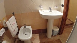 Ducha, artículos de higiene personal gratuitos y secador de pelo