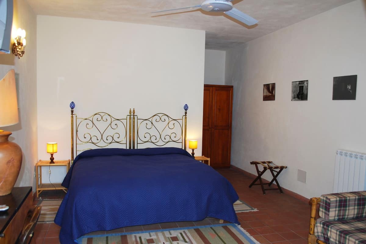 Habitación doble (Ciclamen) | Ropa de cama de alta calidad, escritorio y ropa de cama