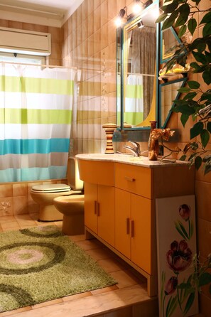 Habitación estándar, 2 habitaciones | Baño | Bañera y ducha independientes y artículos de higiene personal gratuitos