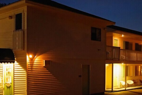 Bagian depan properti - sore/malam