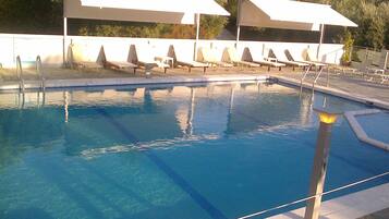 Kolam renang outdoor, dengan payung kolam renang dan kursi berjemur