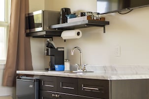 Habitación Signature, 1 cama de matrimonio | Cocina privada | Cafetera o tetera, frigorífico, microondas y hervidor eléctrico