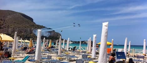 Una spiaggia nelle vicinanze, sabbia bianca, navetta per la spiaggia