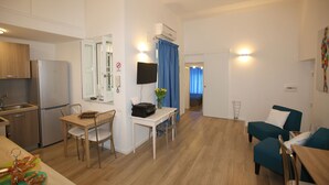 A compact living space with a kitchenette, a dining area, and a seating area. - B&B Teatro (Palermo)