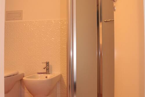 Habitación clásica doble (Spinuzza) | Baño | Ducha y cabezal de ducha tipo lluvia