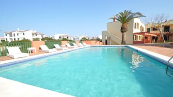 Piscina externa, guarda-sóis, espreguiçadeiras