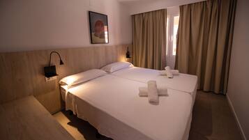 1 chambre, rideaux occultants, Wi-Fi gratuit, draps fournis