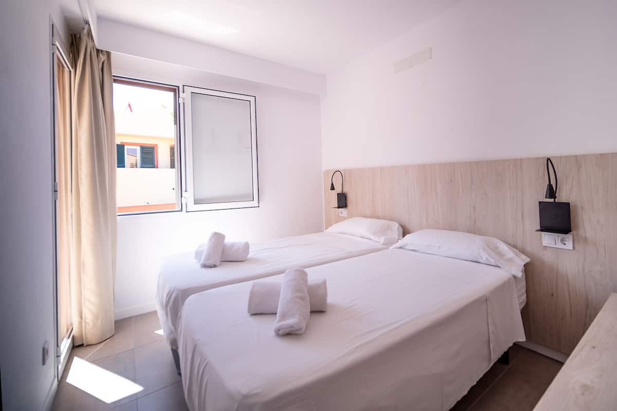 1 habitación, cortinas blackout, wifi gratis y ropa de cama