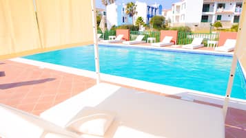 Outdoor pool, pool umbrellas, sun loungers
