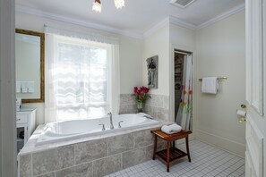The Trinity Bay Room with jacuzzi bath | Bathroom | Free toiletries, hair dryer, towels, soap - The Elizabeth Manor Guesthouse (St. John's)