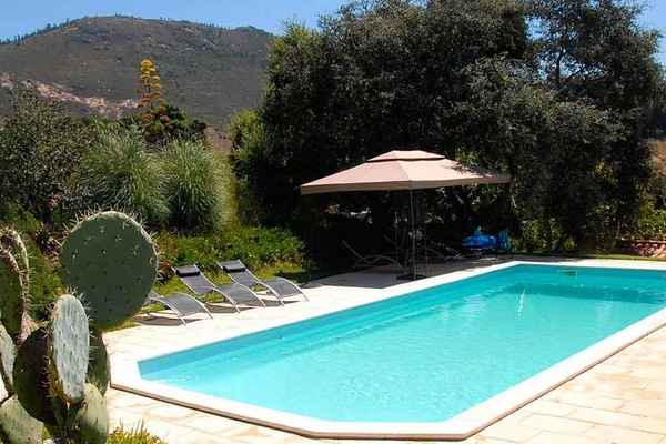 Una piscina al aire libre de temporada