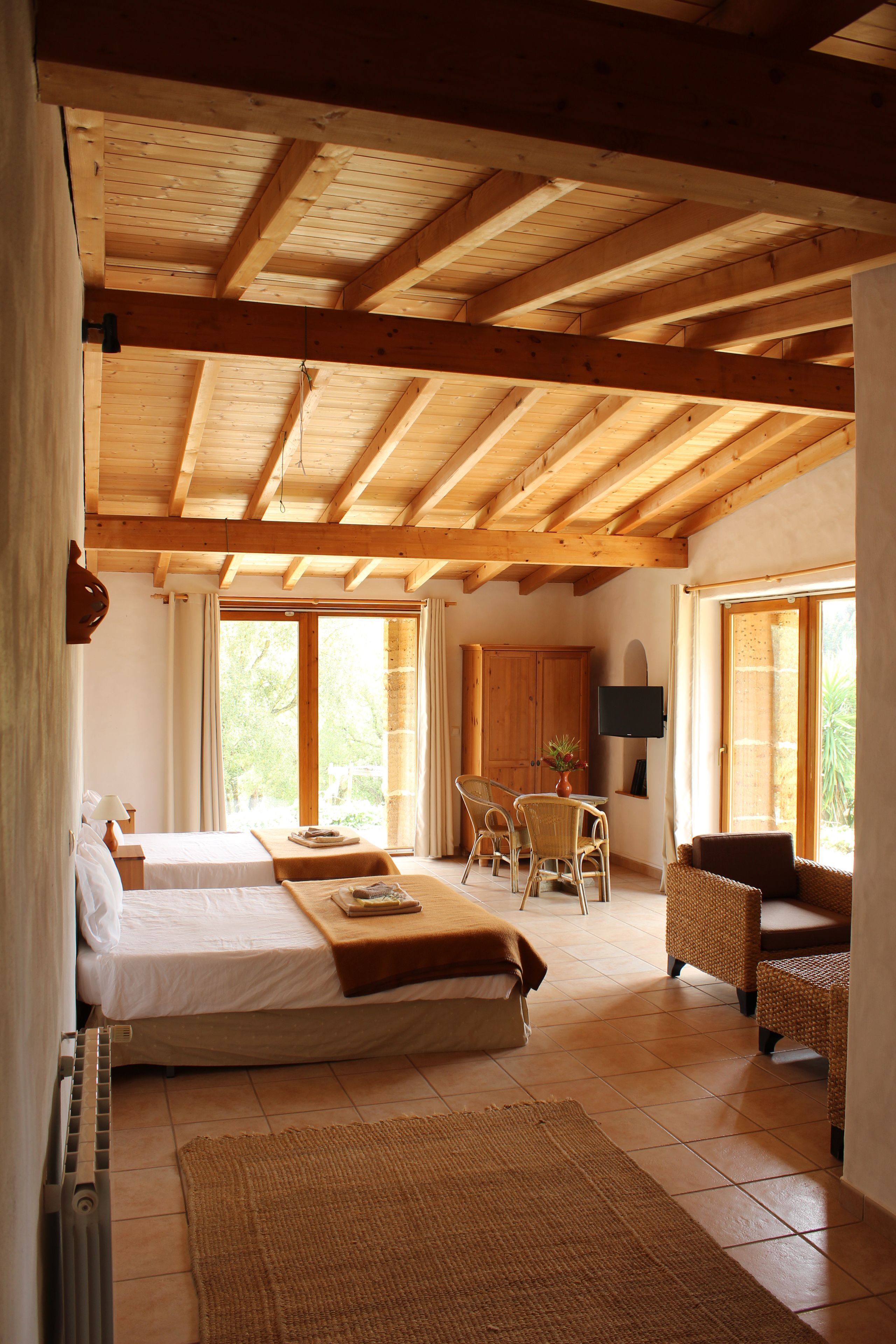 مكتب وواي فاي مجانًا وملاءات أسرّة