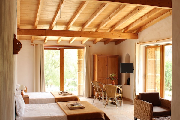 Quadruple Room | Desk, free WiFi, bed sheets