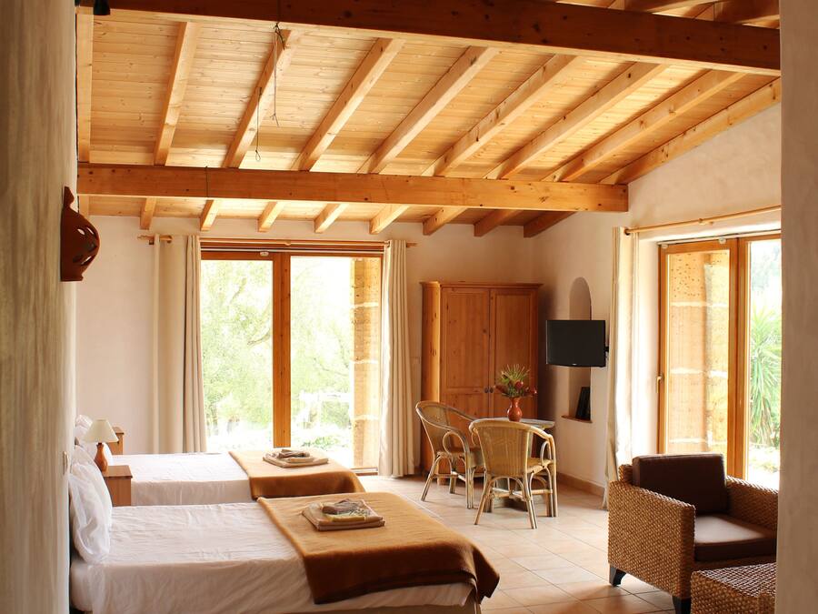 Vierpersoonskamer | Een bureau, gratis wifi, beddengoed