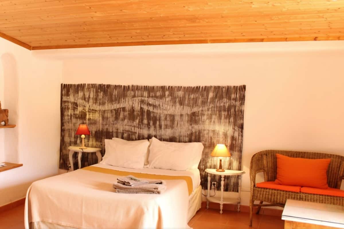 Desk, free WiFi, bed sheets