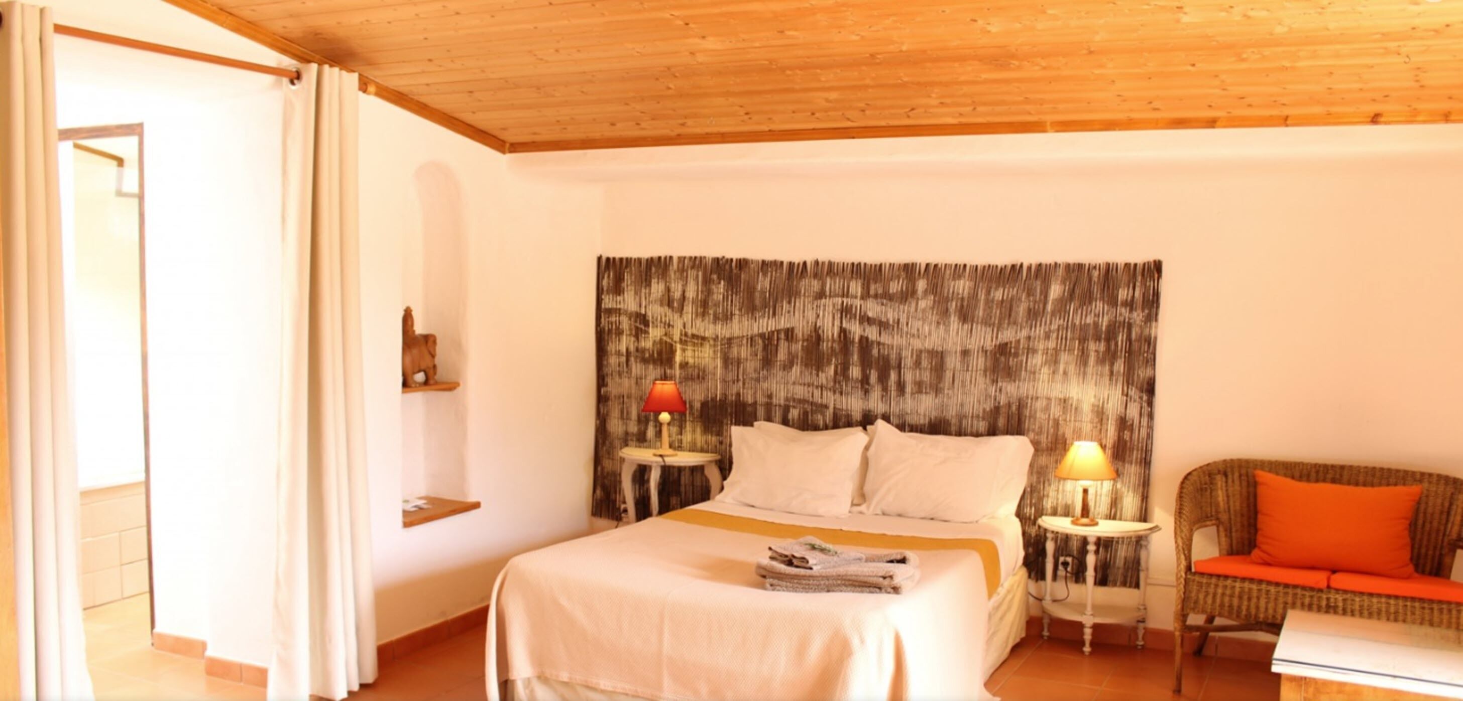 مكتب وواي فاي مجانًا وملاءات أسرّة