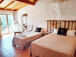 Escritorio, wifi gratis, ropa de cama