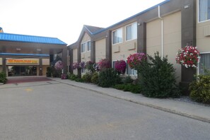 A hotel with a sign reading "New Dragon Palace" and a buffet. - Rocky Inn Express (Rocky Mountain House)
