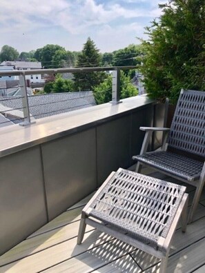 Enjoy a conversation or relaxation on this elevated rooftop terrace with a view of the surrounding area.