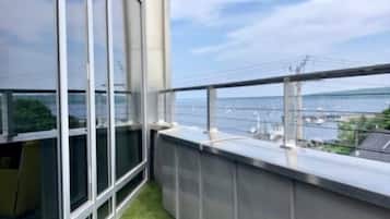 Un balcón con vistas al agua y un puente.