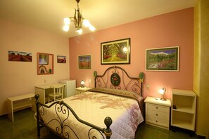 파노라믹 더블룸, 더블침대 1개, 앙스위트, 산비탈 | 고급 침구, 오리/거위털 이불, 미니바, 각각 다른 스타일의 인테리어