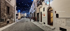 住宿正面 - 傍晚/夜晚