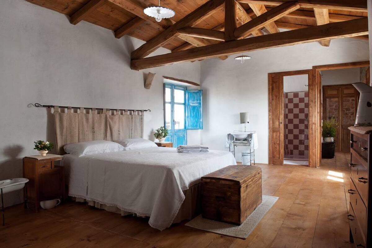 Double Room | Desk, rollaway beds (surcharge), WiFi (free), bed sheets
