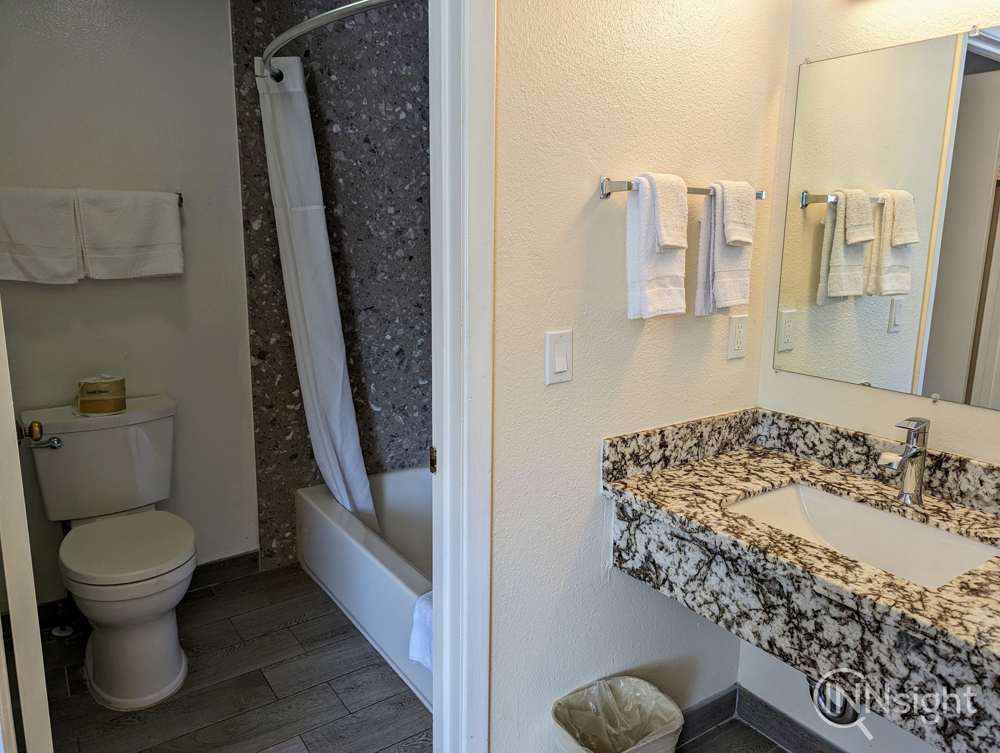 Double room with 2 King beds - Non Smoking | Salle de bain | Ensemble baignoire-douche