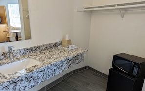 Double room with 2 King beds - Non Smoking | 免費無線上網、床單