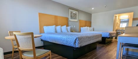 Een moderne hotelkamer met een groot bed, een klein bureau en een stoel.